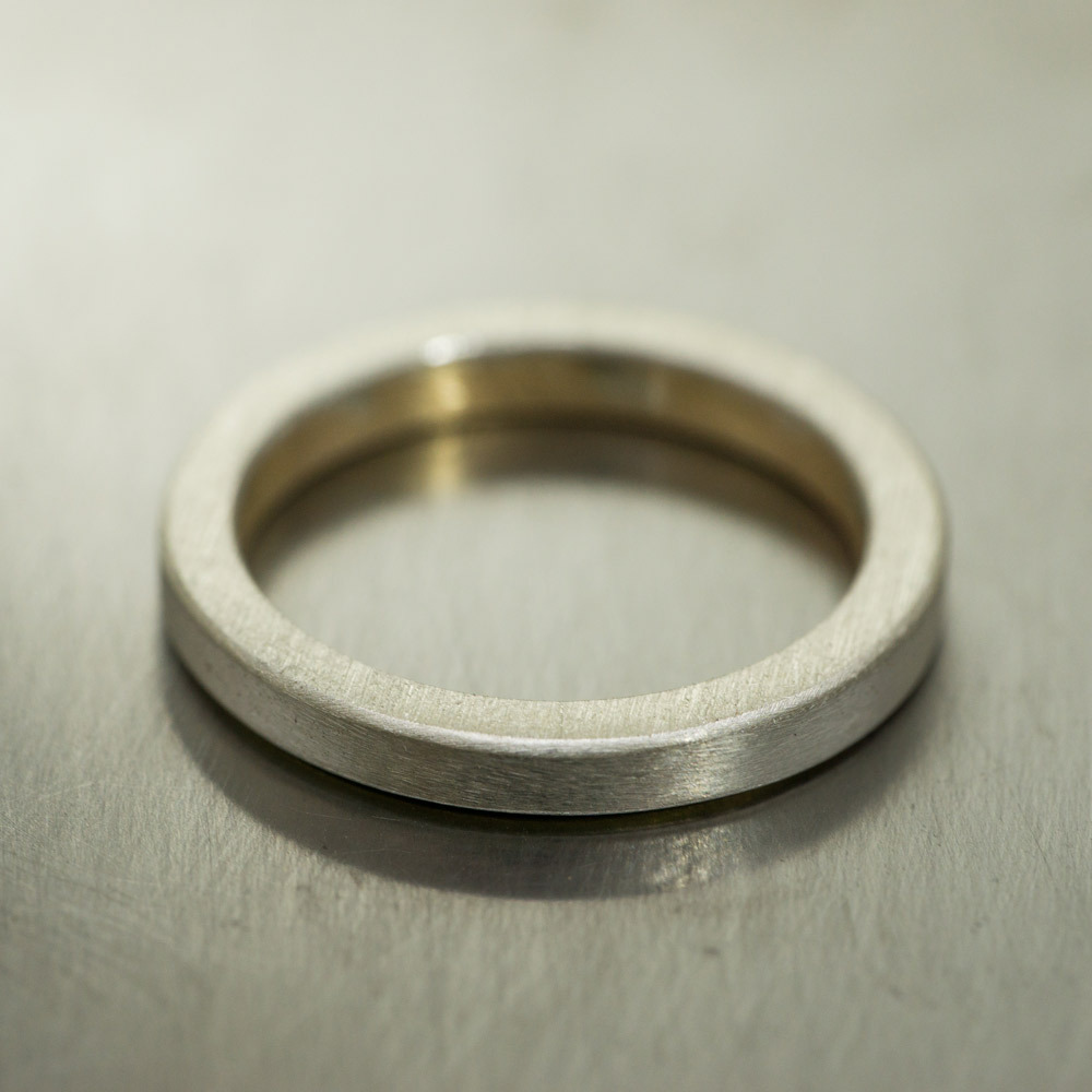 プラチナとゴールドのコンビリング　裏面　作業台の上　屋久島でつくる結婚指輪