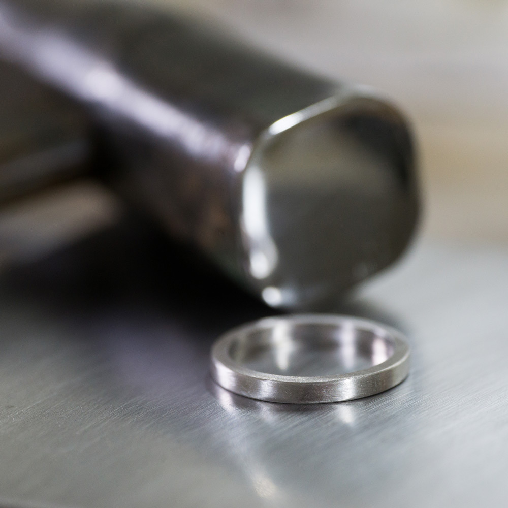 屋久島でつくる結婚指輪の作業風景　プラチナリングと金槌