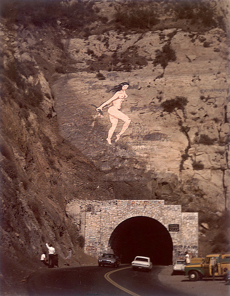 westside-storica: “Un Sabato mattina, il 29 ottobre, del 1966, una massiccia dipinto di 60 piedi di altezza di un nudo signora che tiene fiori rosa è apparso all'improvviso come sei diretto nel tunnel su Malibu Canyon Road.  A 31-year-old paralegale da Northridge, un ...