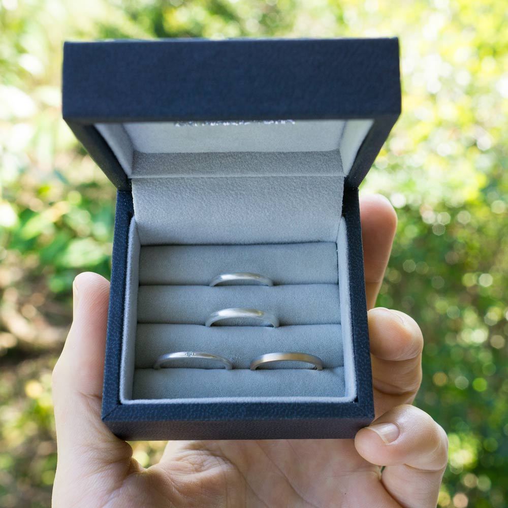 ケースの中に４本のリング　屋久島の緑バック　屋久島でつくる結婚指輪　サンプル