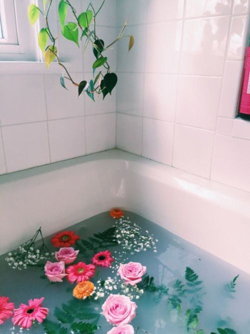 bath with flowers Tumblr 