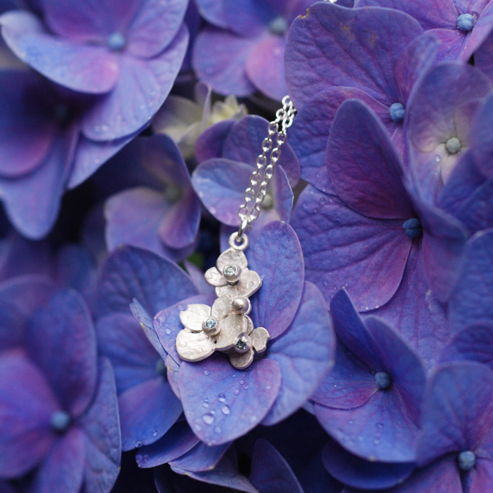 屋久島の紫陽花の上に　紫陽花のネックレス　シルバー