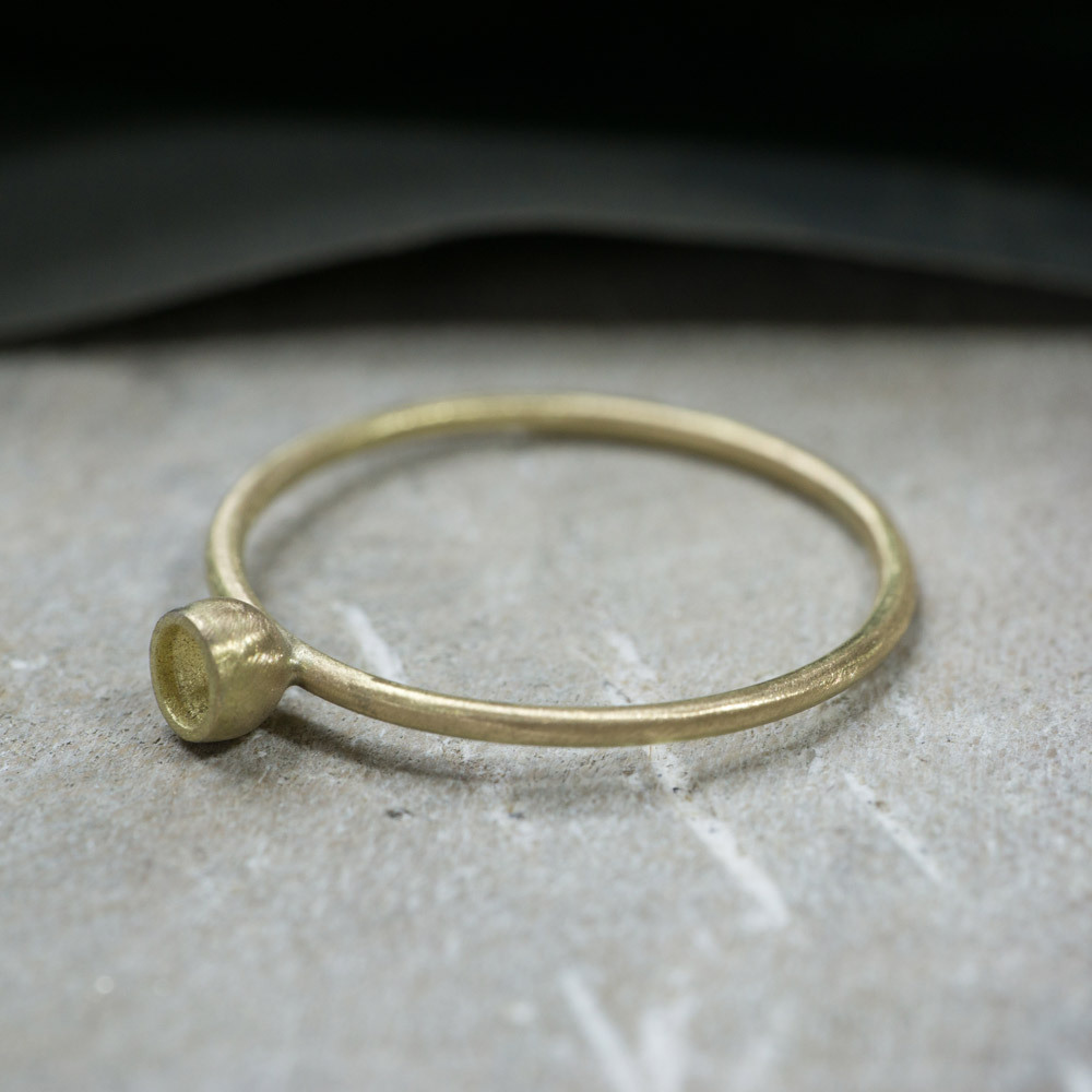 婚約指輪の制作風景　ゴールド　オーダーメイドジュエリー　角度３