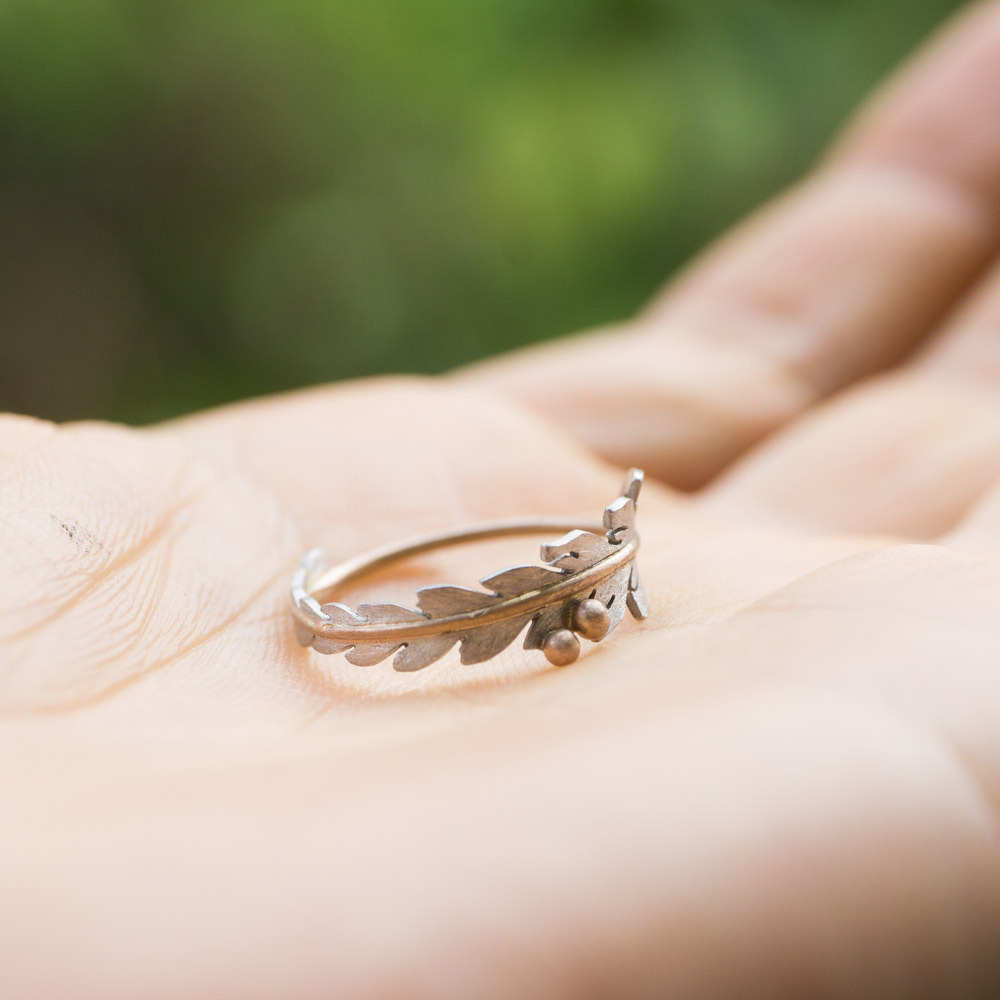 屋久島で作る結婚指輪　手のひらに乗せる　シダの指輪　プラチナ、ゴールド　