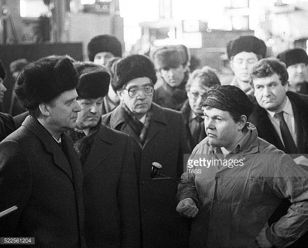 ‪Nykolai Ryzhkov (57), jefe del gobierno soviético, defiende ante el pleno del Soviet Supremo las medidas económicas aprobadas ayer #d300687‬