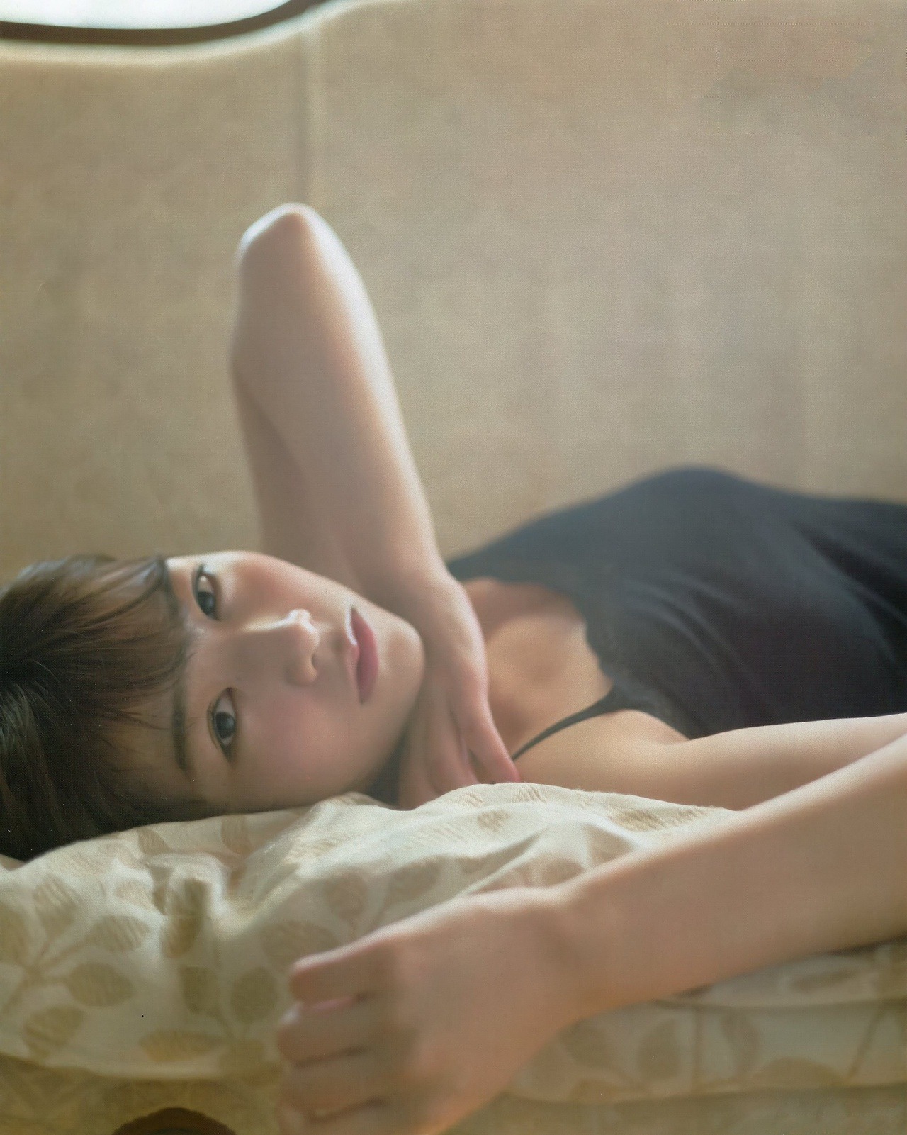 寝転んでこちらを見つめる北野日奈子の画像