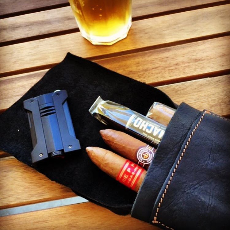 Pic from a cigar brother in Dubai of his black cigar carrier 🔥💨 #madeinusa #veteranmade #originaldesign #legendarysaxon #cigar #cigars @camachocigars #nowsmoking #botl #ruggedluxury www.LegendarySaxon.com