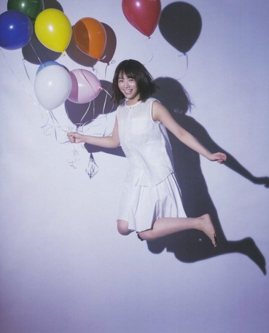 風船を持って飛んでいる北野日奈子の画像