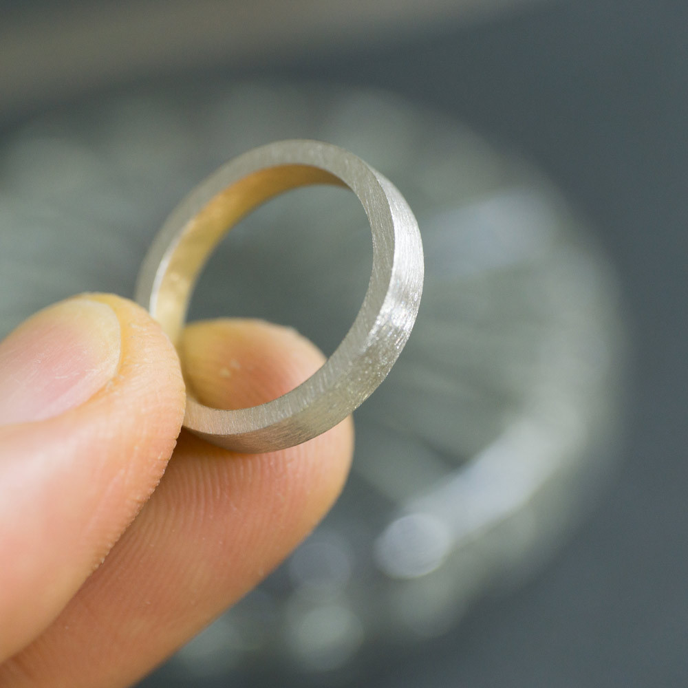 結婚指輪の制作風景　ゴールド、プラチナリング　手に持って　屋久島で作る結婚指輪