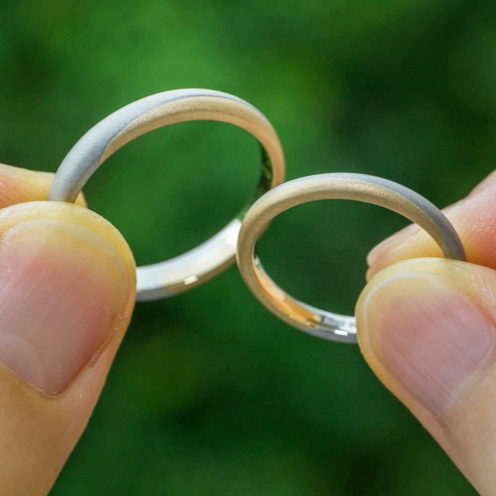 屋久島で作る結婚指輪　月モチーフ　屋久島の緑バック　プラチナ、イエローゴールド