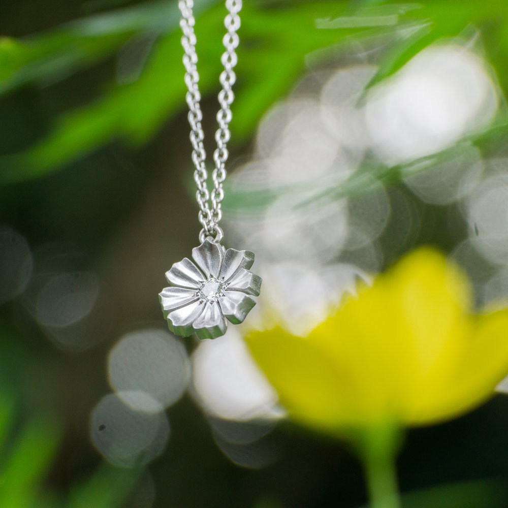 お花のネックレスと屋久島のコスモス　プラチナ、ダイヤモンド　ハンドメイドジュエリー