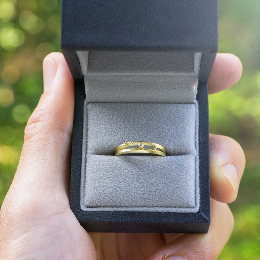 屋久島で作る結婚指輪　ゴールドのリング　ケース　木漏れ日　ダイヤモンド