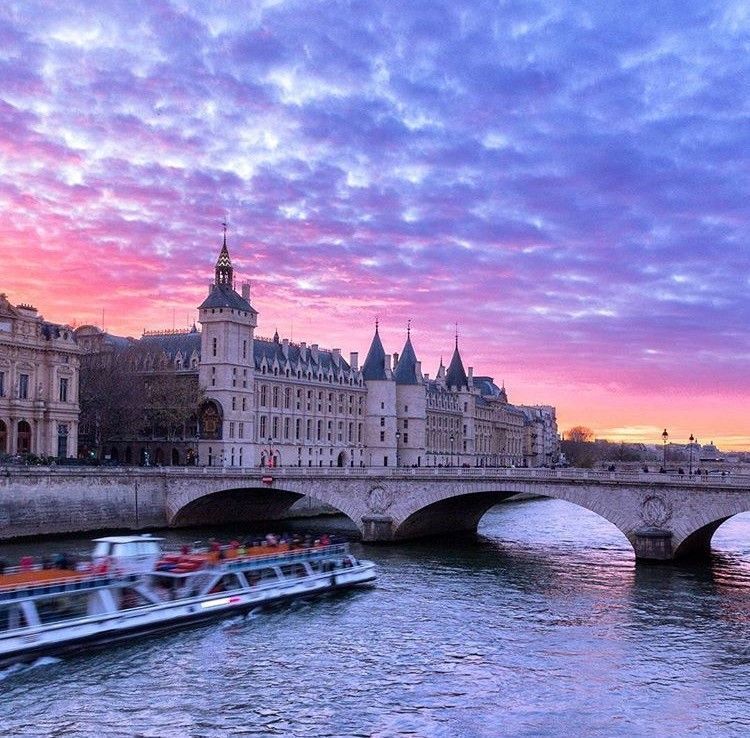 Paris, la vie en rose… Photo David Emeran.