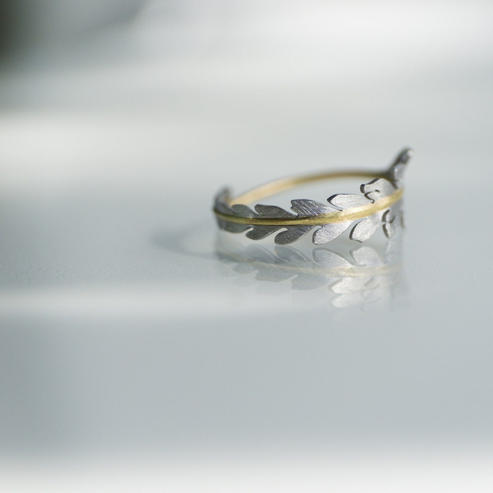 ジュエリーの制作風景　シダの指輪　白バック　プラチナ、ゴールド　屋久島でオーダーメイド