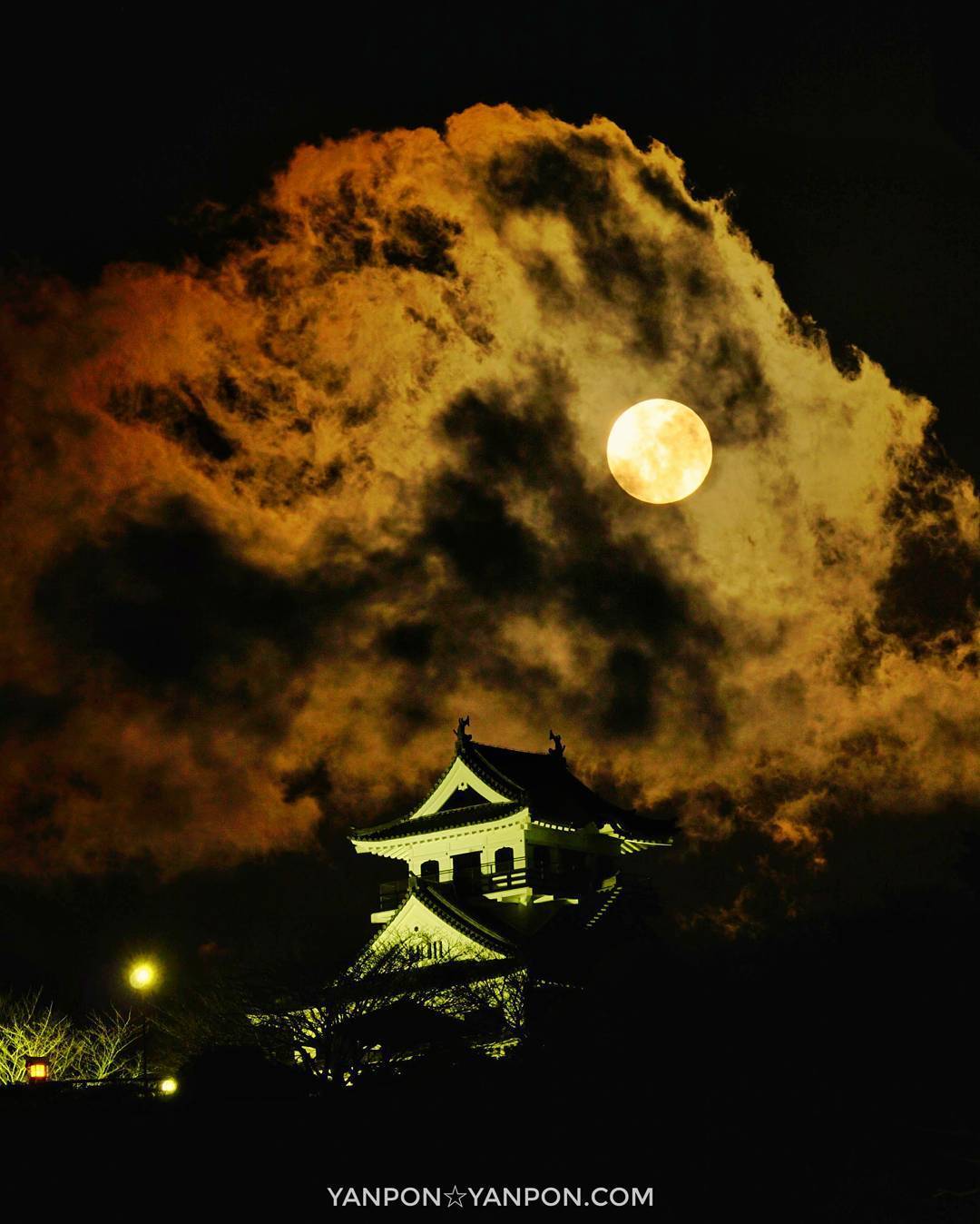 館山市 館山城 満月を雲が覆う まるで大河ドラマのポスターかっ 不気味な静けさだった 房総 絶景 千葉 館山 館山城 満月 Moonlight Boso Http Ift Tt 2ivlevx