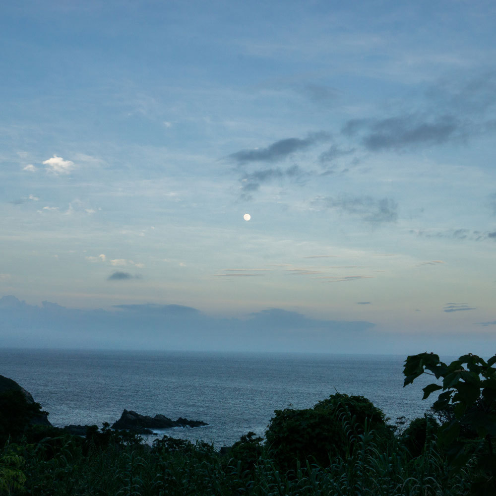 屋久島の月景色　満月と海、空