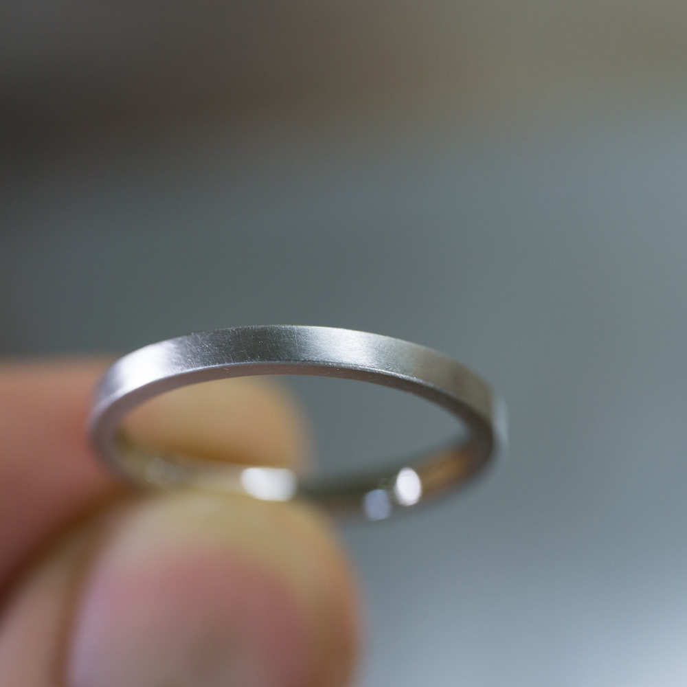 リング逆サイド　プラーンなプラチナリング　ハンドメイドの結婚指輪　手に持って