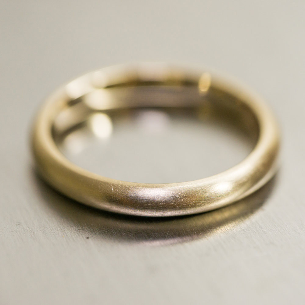 シャンパンゴールドの結婚指輪　表面にピント