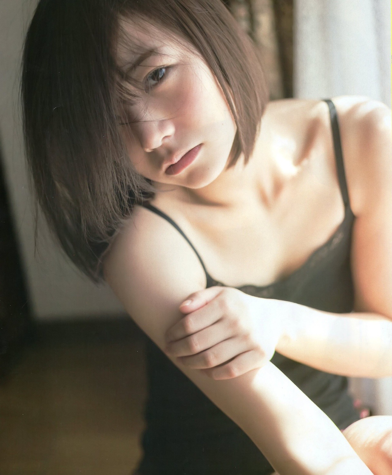 セクシーなポーズをとる北野日奈子の画像