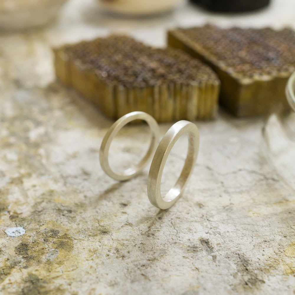 オーダーメイドジュエリーの制作風景　シルバーリング　角度２　屋久島で作る結婚指輪