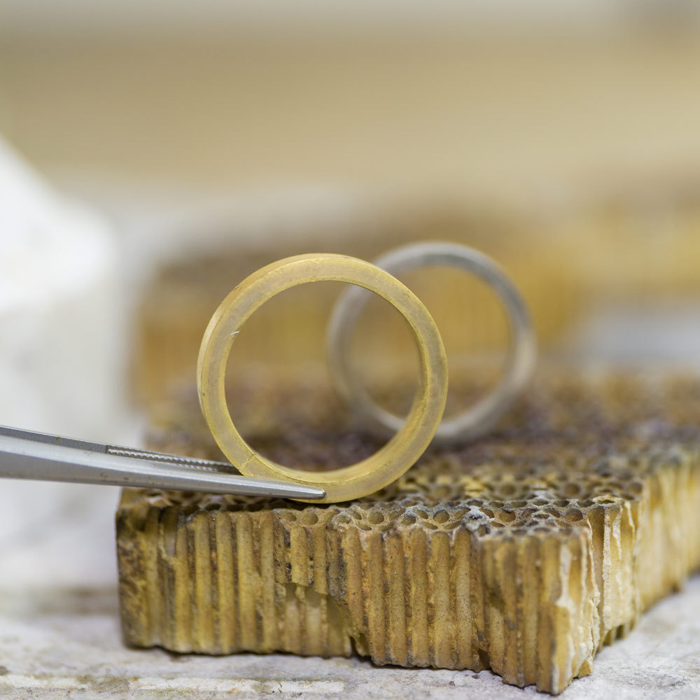 屋久島で作る結婚指輪制作風景　プラチナとゴールドのリング　