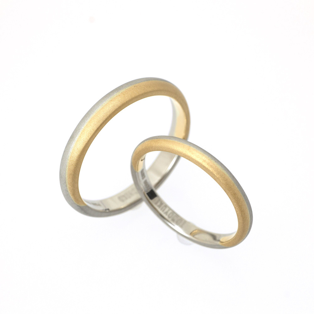 プラチナとゴールドの結婚指輪　白バック
