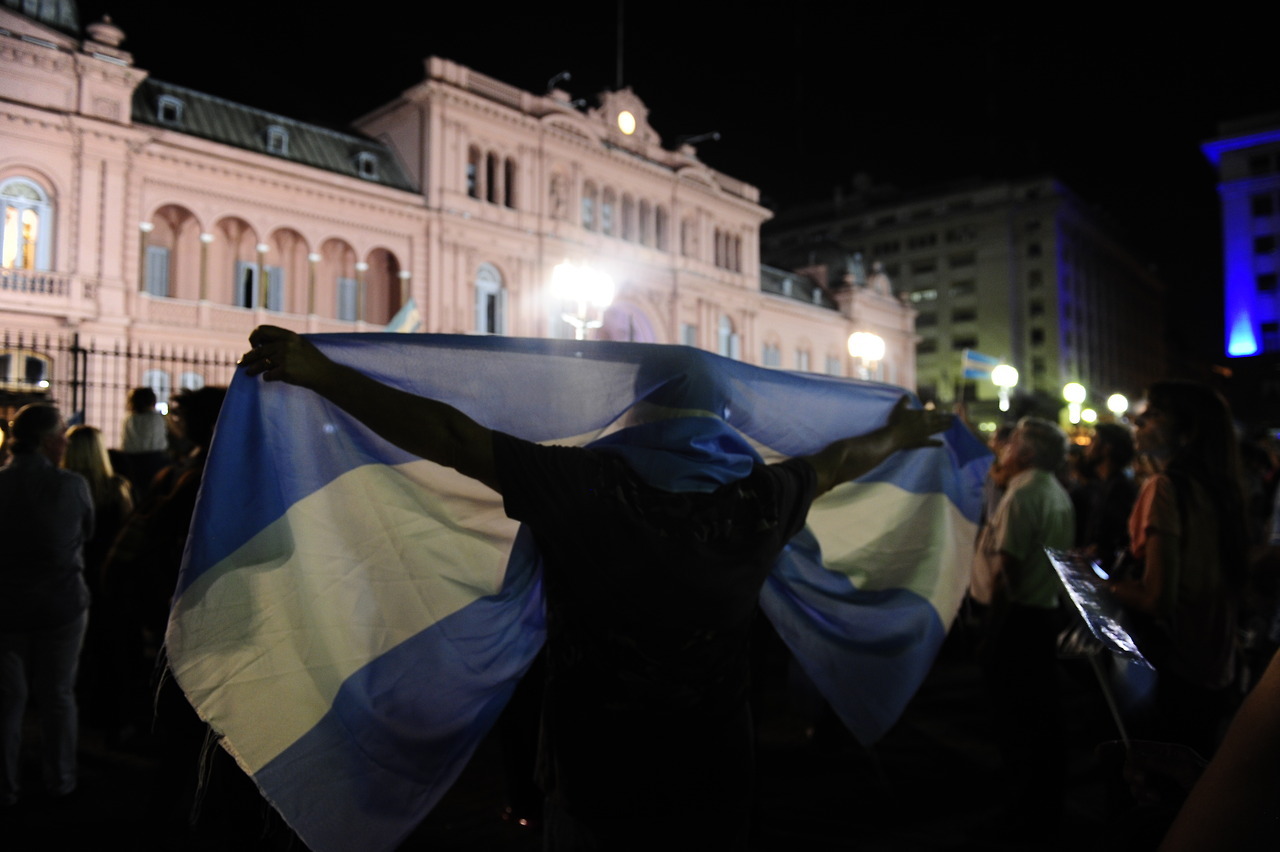 #1A Manifestacion en apoyo al gobierno en Plaza de mayo (Foto Juano Tesone)