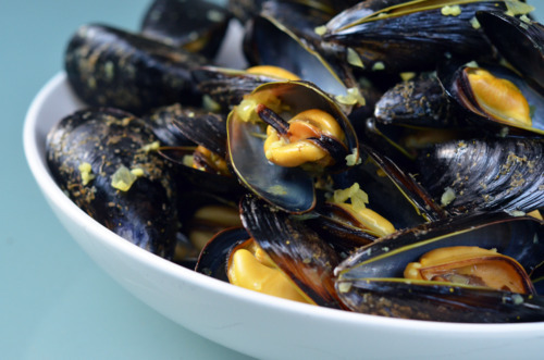 A bowl of steamed mussles.