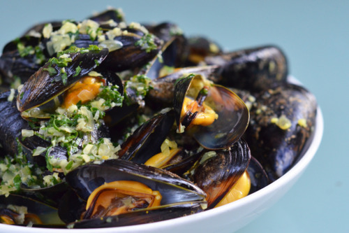 A bowl piled high with Thai steamed mussels.