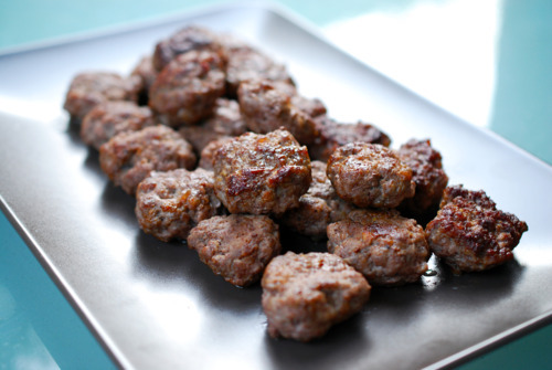 A plate filled with easy broiled tabil seasoned mini beef patties.