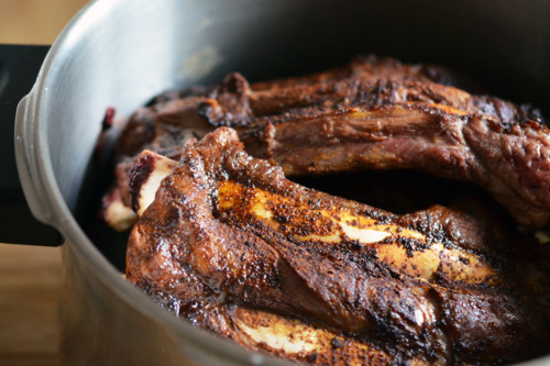 The braised ribs are placed in the pressure cooker.