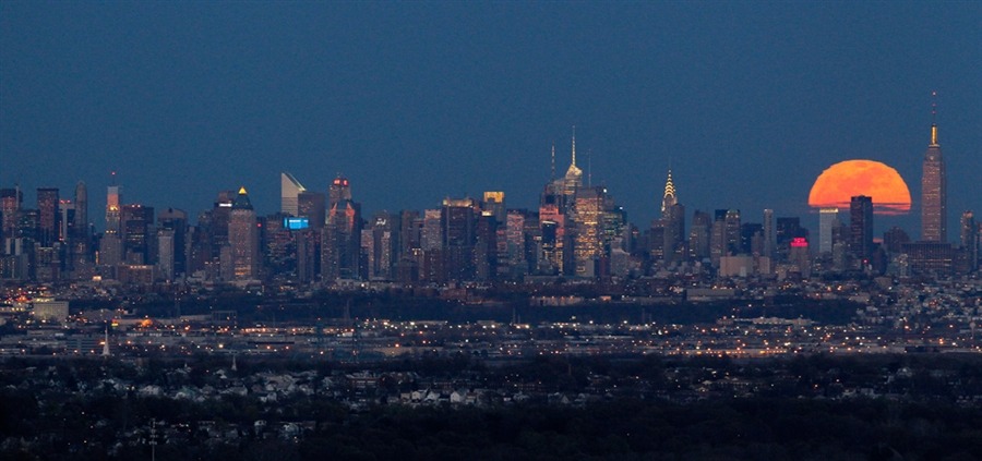 Full moon rising over New York.
How gorgeous is that?
GET YOU TO TAKE ME THERE?!?