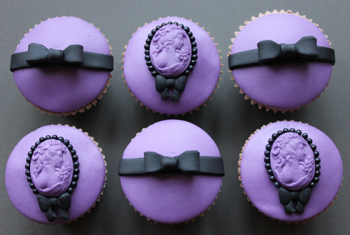 gothic cupcakes with cameos