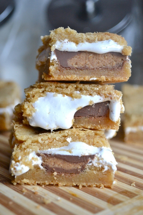 THERE’S A PEANUT BUTTER CUP IN YOUR MARSHMALLOW BAR!