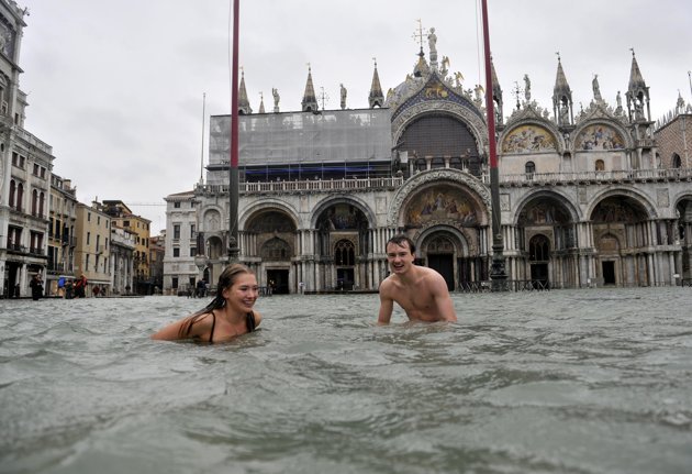 calebostgaard:
“A young man and a woman enjoy swimming in flooded St. Mark’s Square in Venice, Italy, Sunday, Nov. 11, 2012. I want this.
”